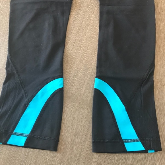 Lululemon Black/Blue Stripe Waist Cropped Sz 4 - Picture 3 of 5